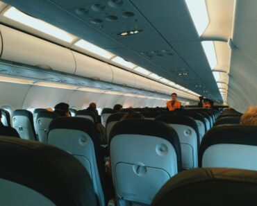 Here’s Why Flight Attendants Sit On Their Hands During Takeoff and Landing – WowNews.info