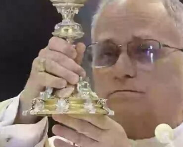 People losing it after spotting ‘surreal’ detail in Pope Leo’s outfit during mass