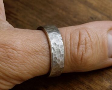 Thumb Rings: What They Symbolize for Women vs. Men – A Hidden Meaning Few Know