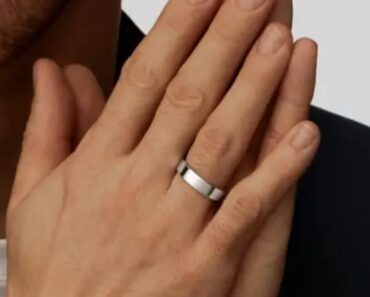 Why Do Successful People Often Wear Rings on Their Right Hand?