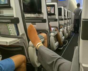 A passenger was blocking the aisle with her smelly foot, but I managed to teach her a lesson — and the whole cabin cheered me